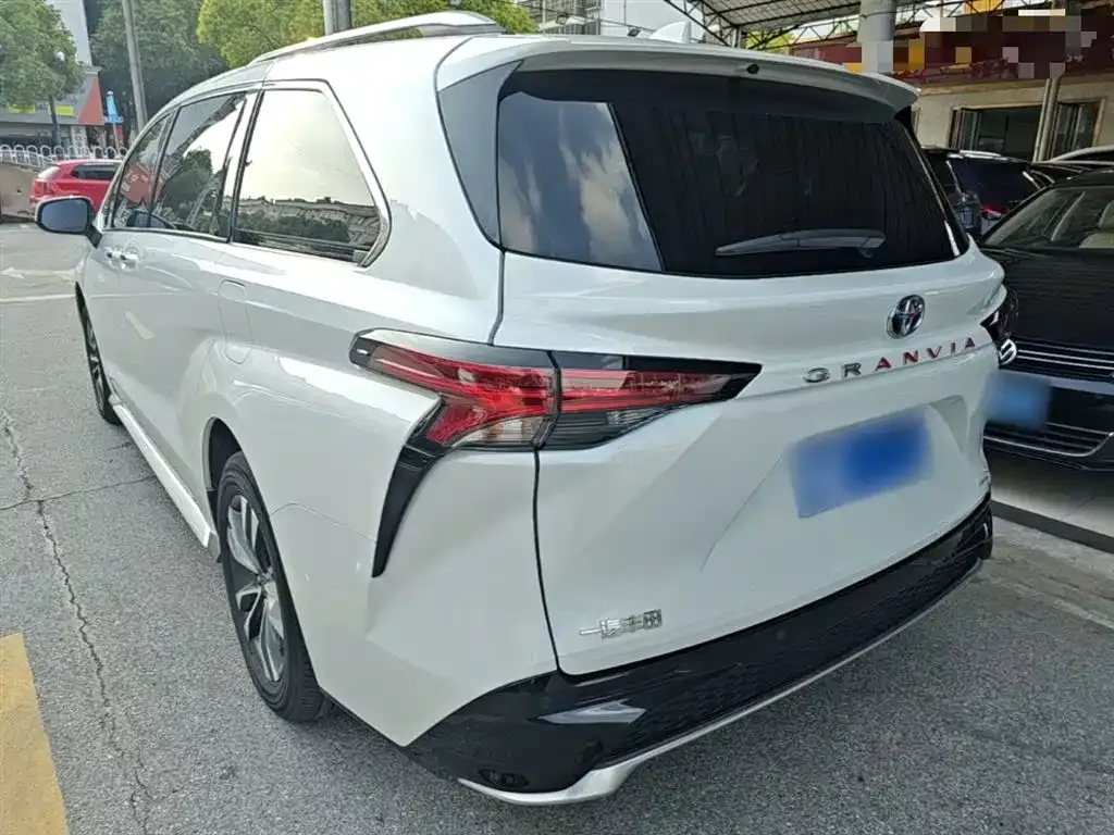 Toyota Granvia 2024 из CN, фото 7