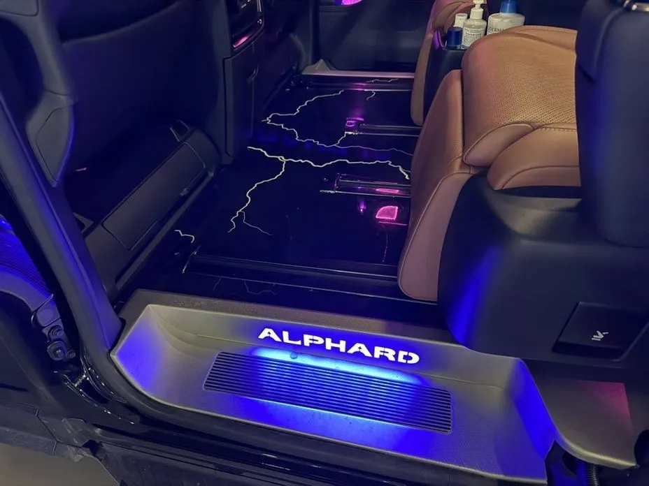 Toyota Alphard — фото 9