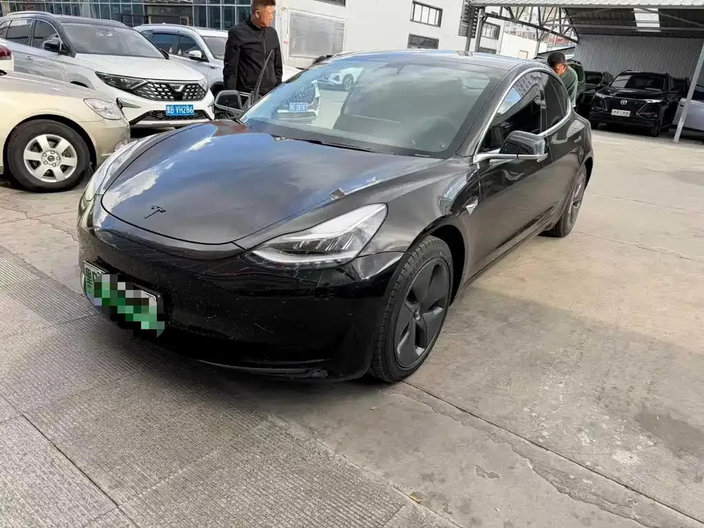 Tesla Model 3 — фото 1