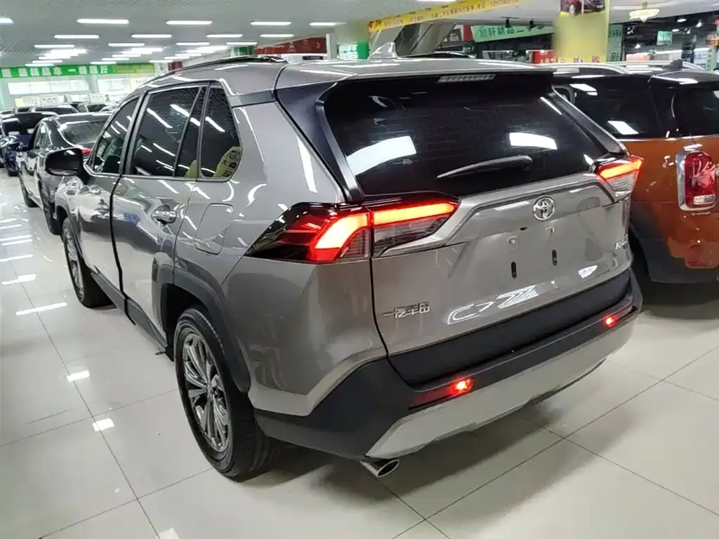 Toyota RAV4 — фото 8