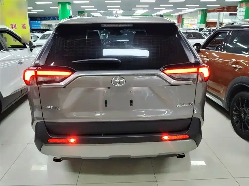 Toyota RAV4 — фото 7