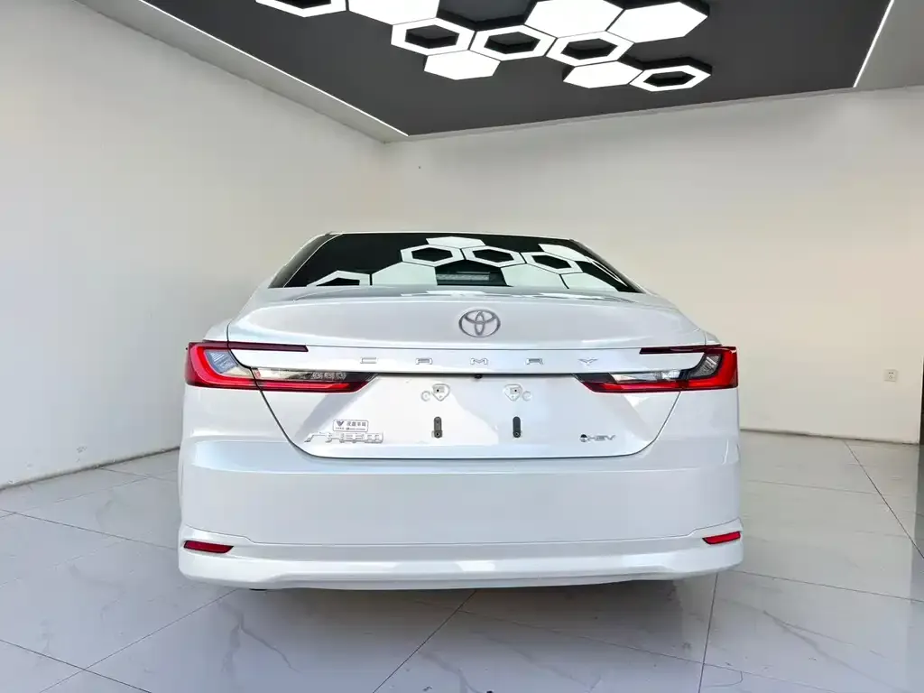 Toyota Camry — фото 2