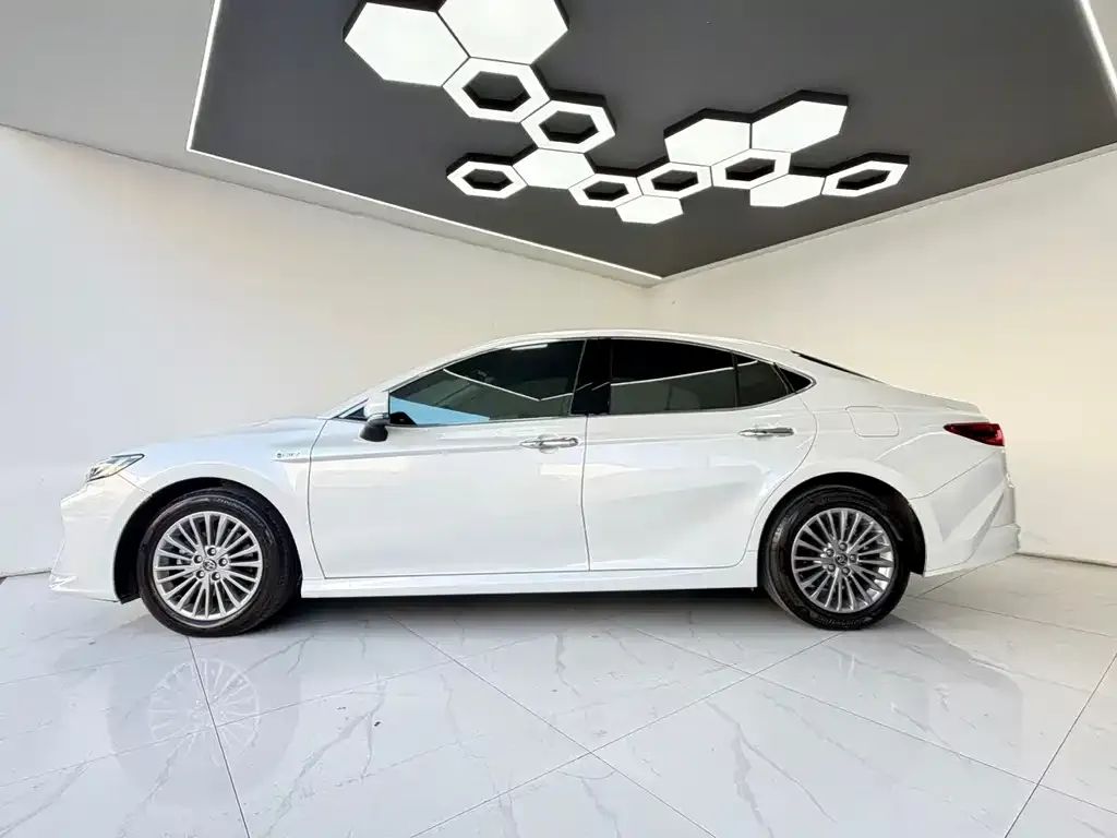 Toyota Camry — фото 4