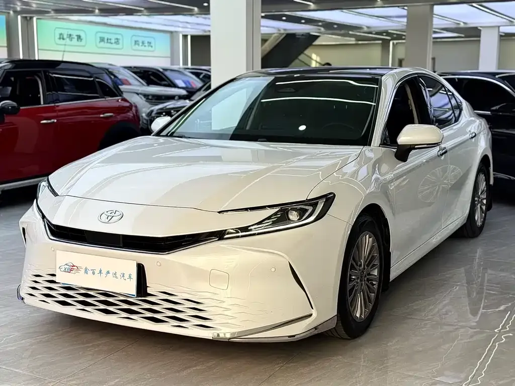 Toyota Camry — фото 1