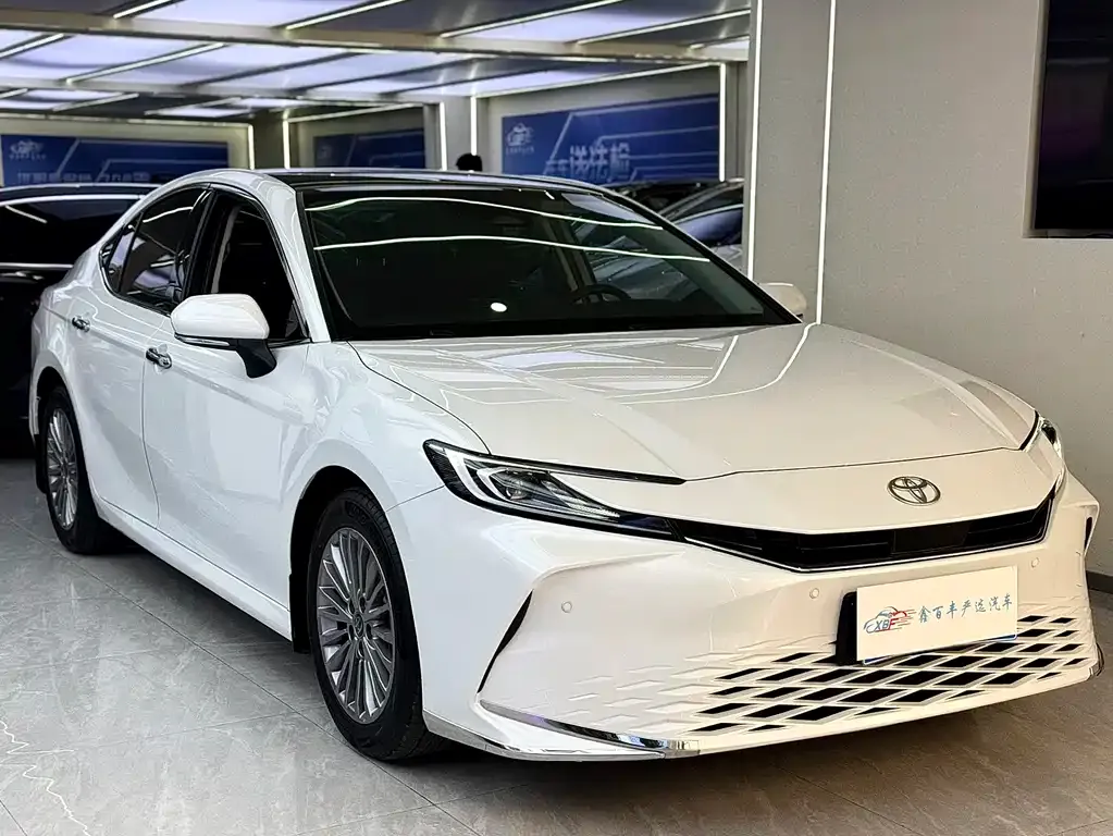 Toyota Camry — фото 5