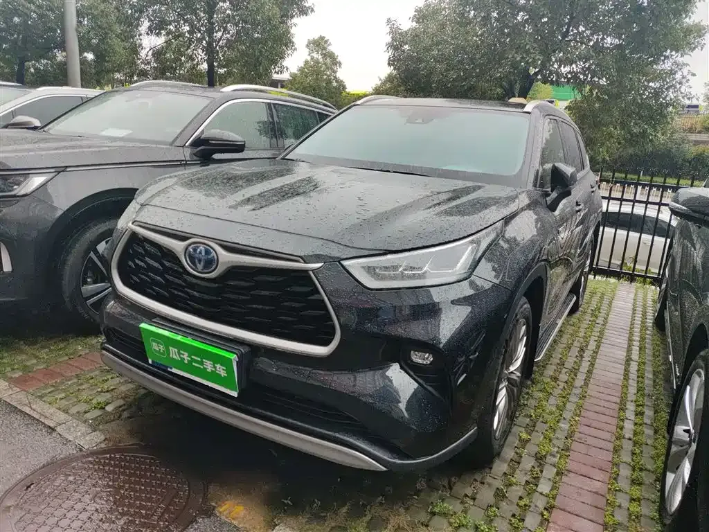 Toyota Highlander — фото 1