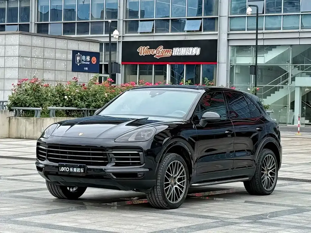 Porsche Cayenne — фото 1