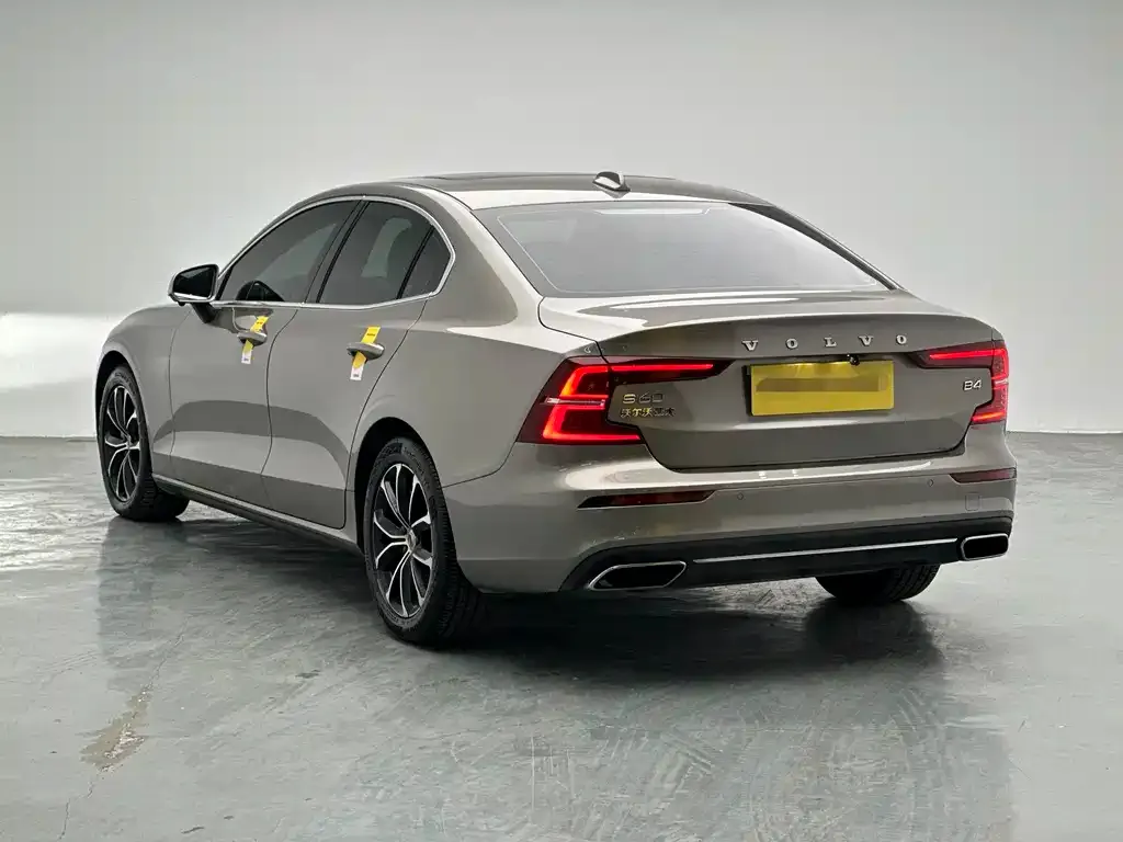 Volvo S60 — фото 9