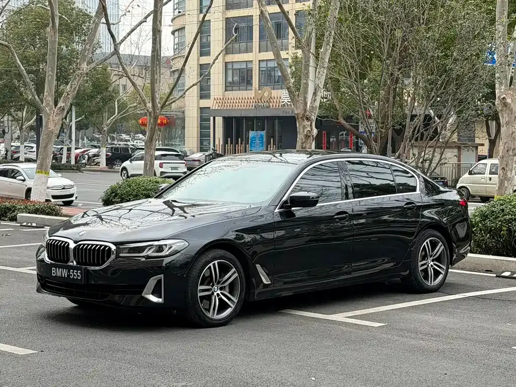 BMW 5 Series — фото 1