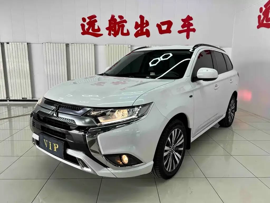 Mitsubishi Outlander — фото 1