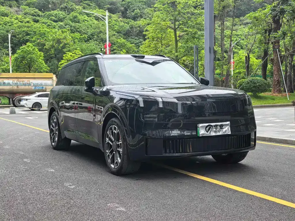 Lynk & Co 900