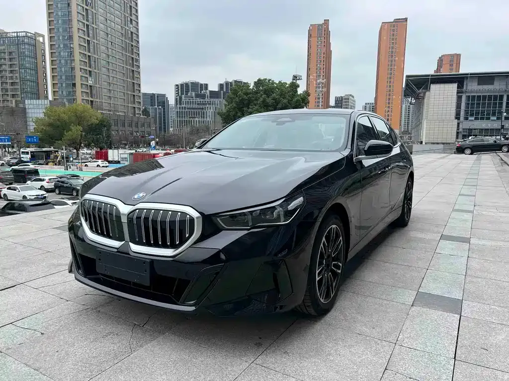 BMW 5 Series — фото 1