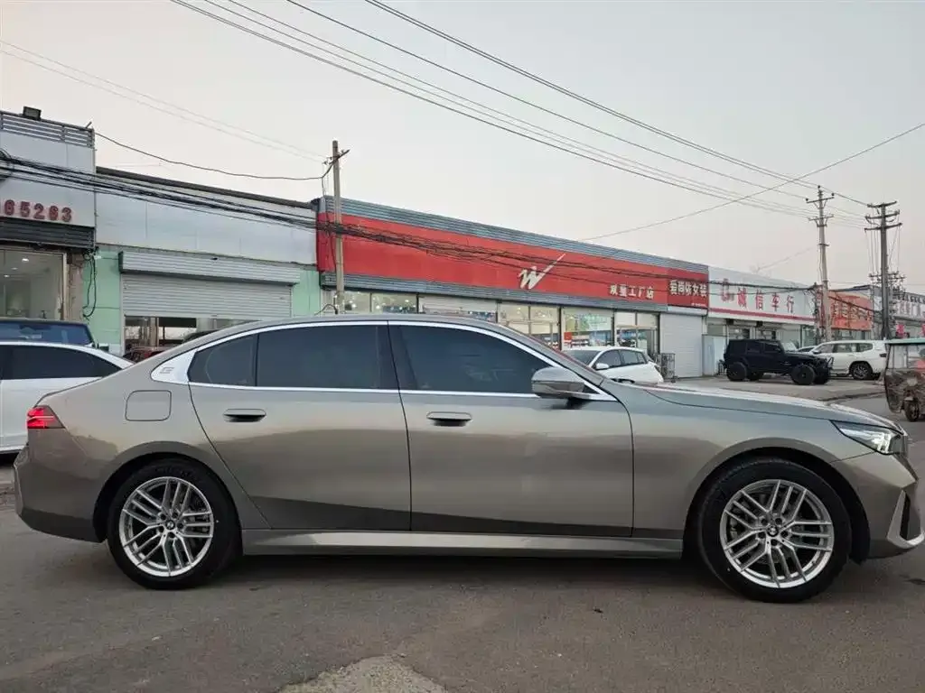 BMW 5 Series 2024 из CN, фото 6