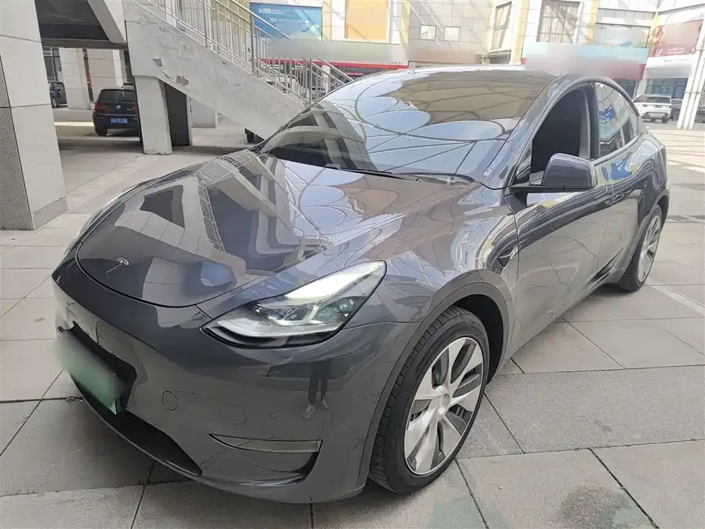 Tesla Model Y — фото 1