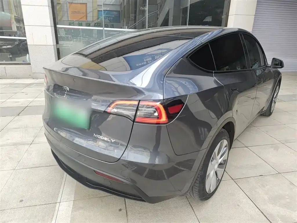 Tesla Model Y — фото 8