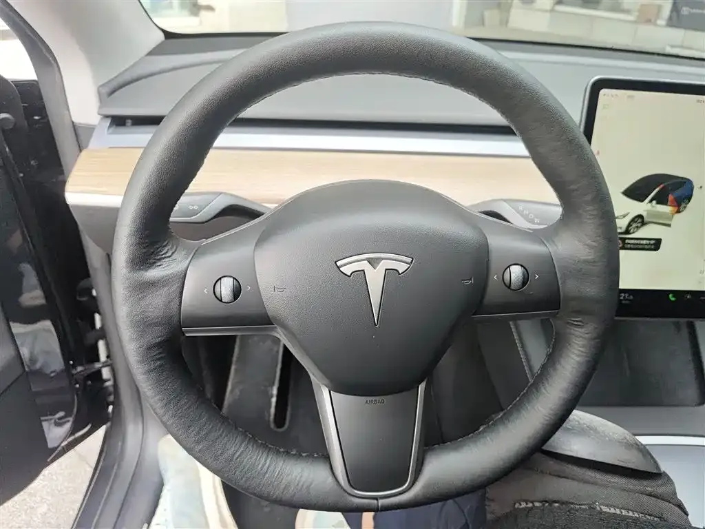 Tesla Model Y — фото 9