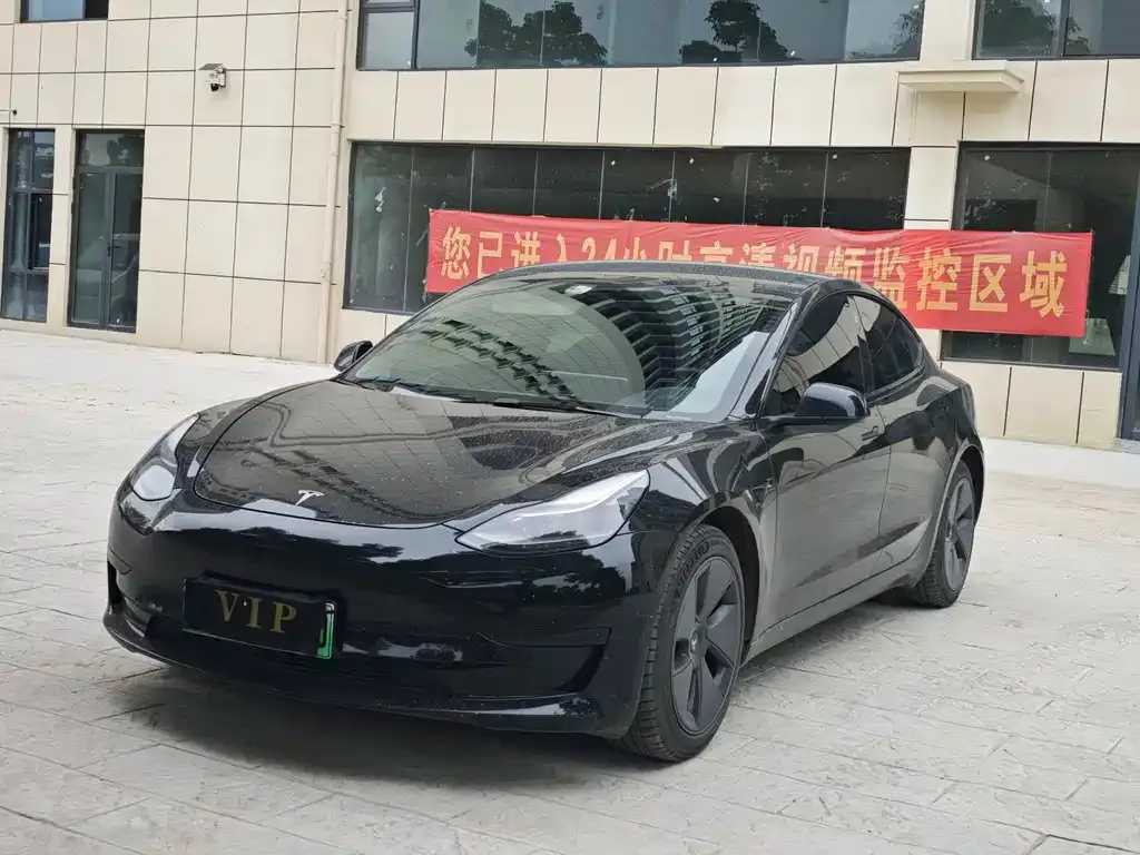 Tesla Model 3 — фото 1