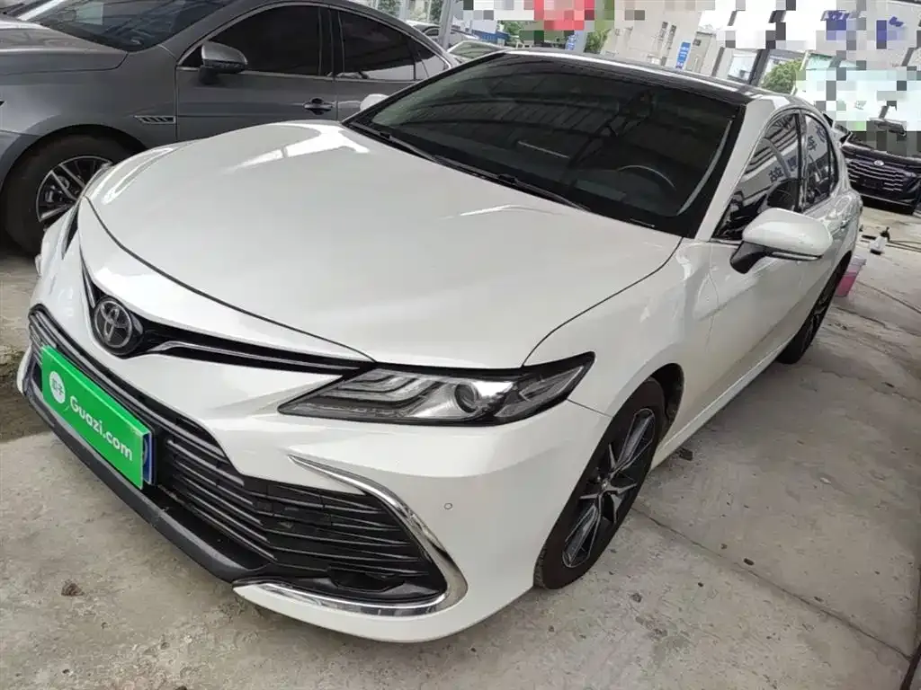 Toyota Camry — фото 1