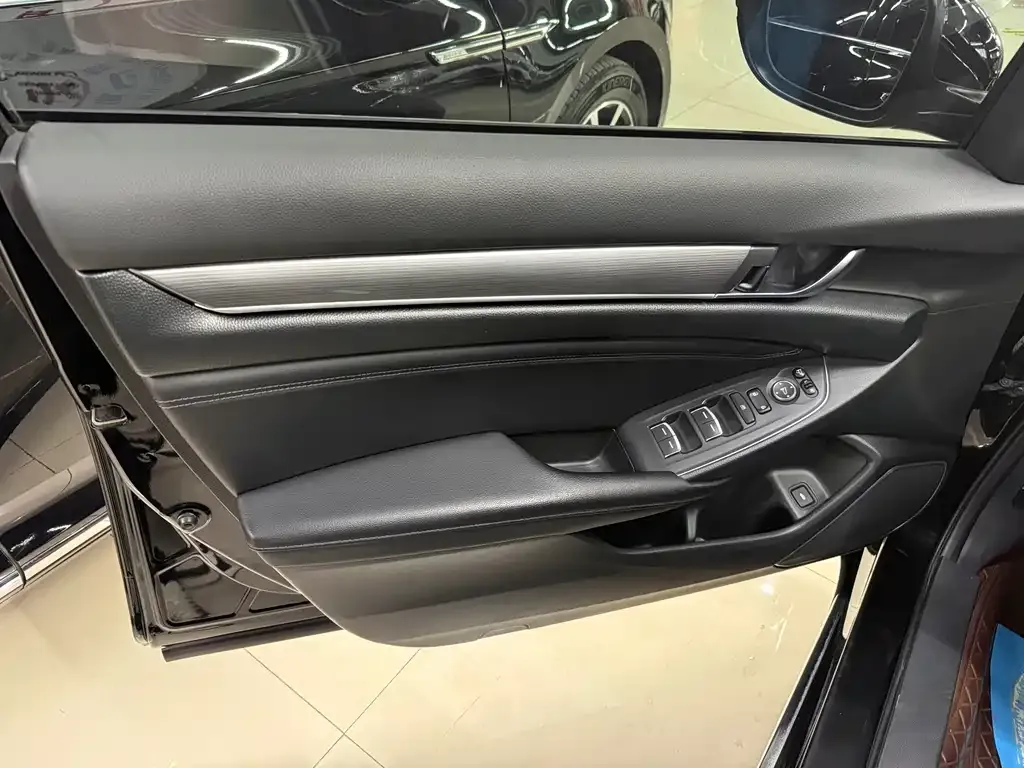 Honda Accord — фото 8