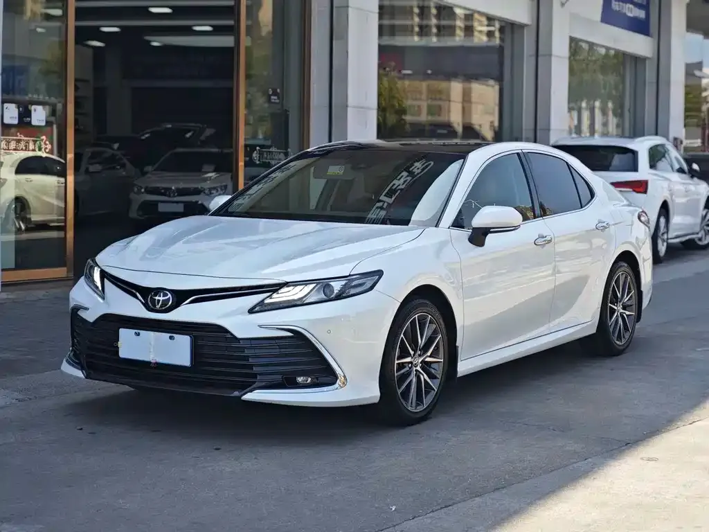 Toyota Camry — фото 1