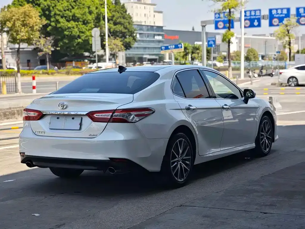 Toyota Camry — фото 5