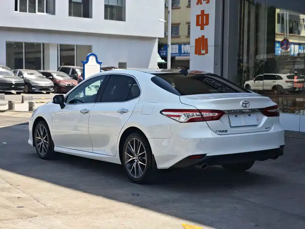 Toyota Camry — фото 2