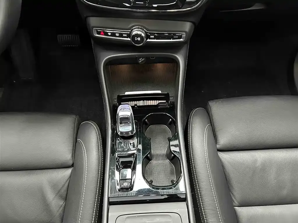 Volvo XC40 — фото 10