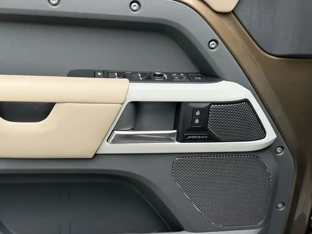 Land Rover Defender — фото 10