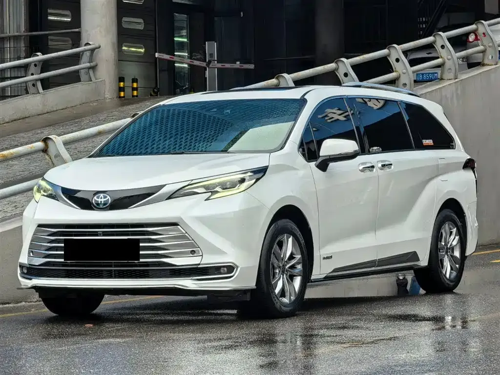 Toyota Sienna — фото 1