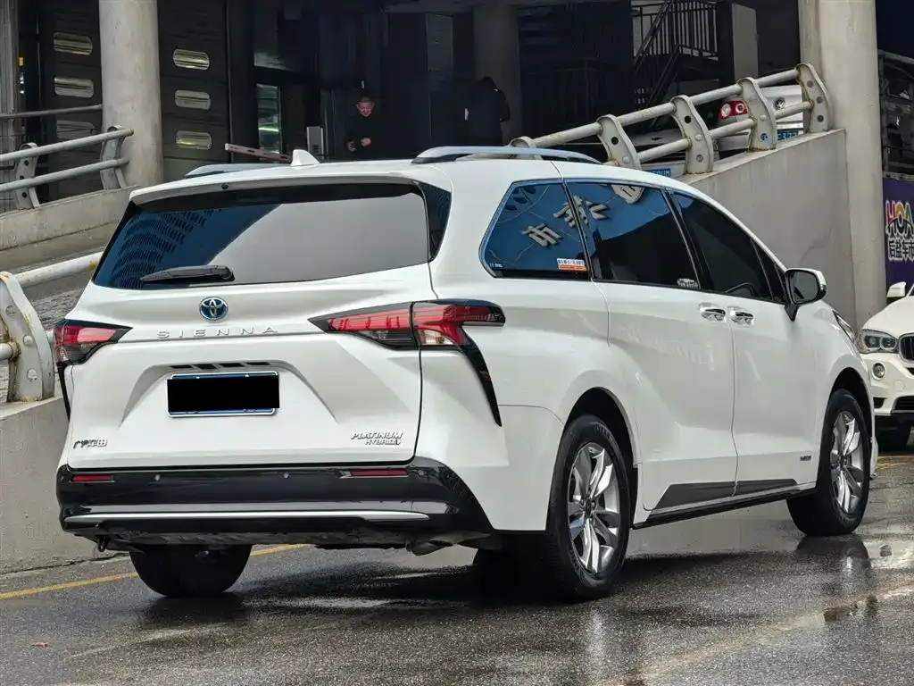 Toyota Sienna — фото 9