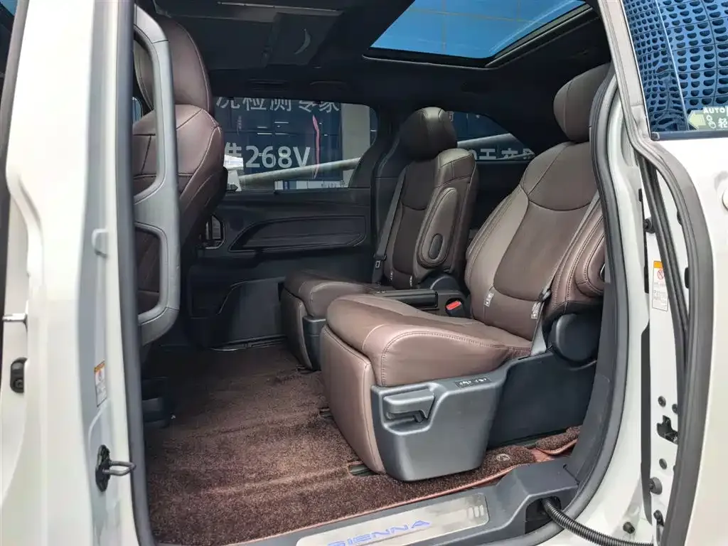 Toyota Sienna — фото 4