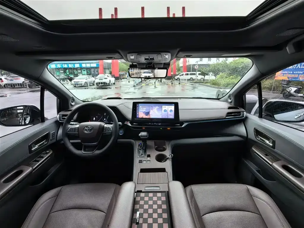 Toyota Sienna — фото 2