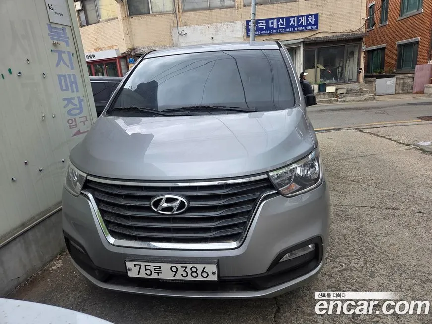 Hyundai Starex Wagon 12-Seater 1