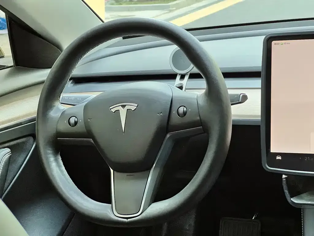 Tesla Model 3 — фото 5