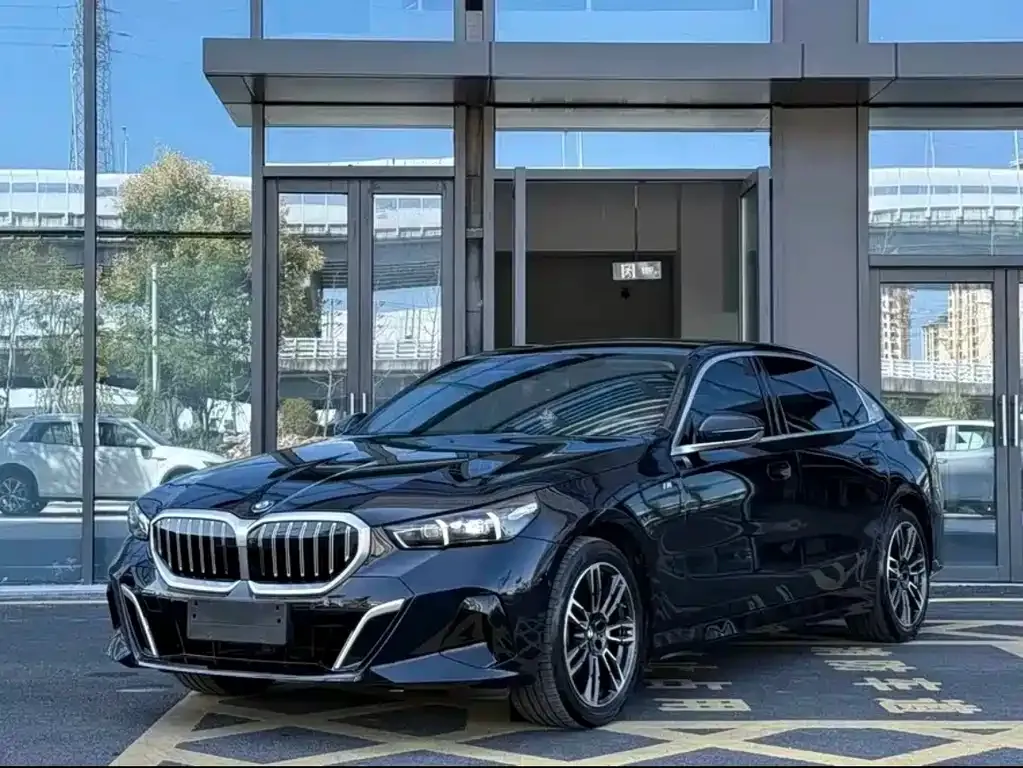 BMW 5 Series — фото 1