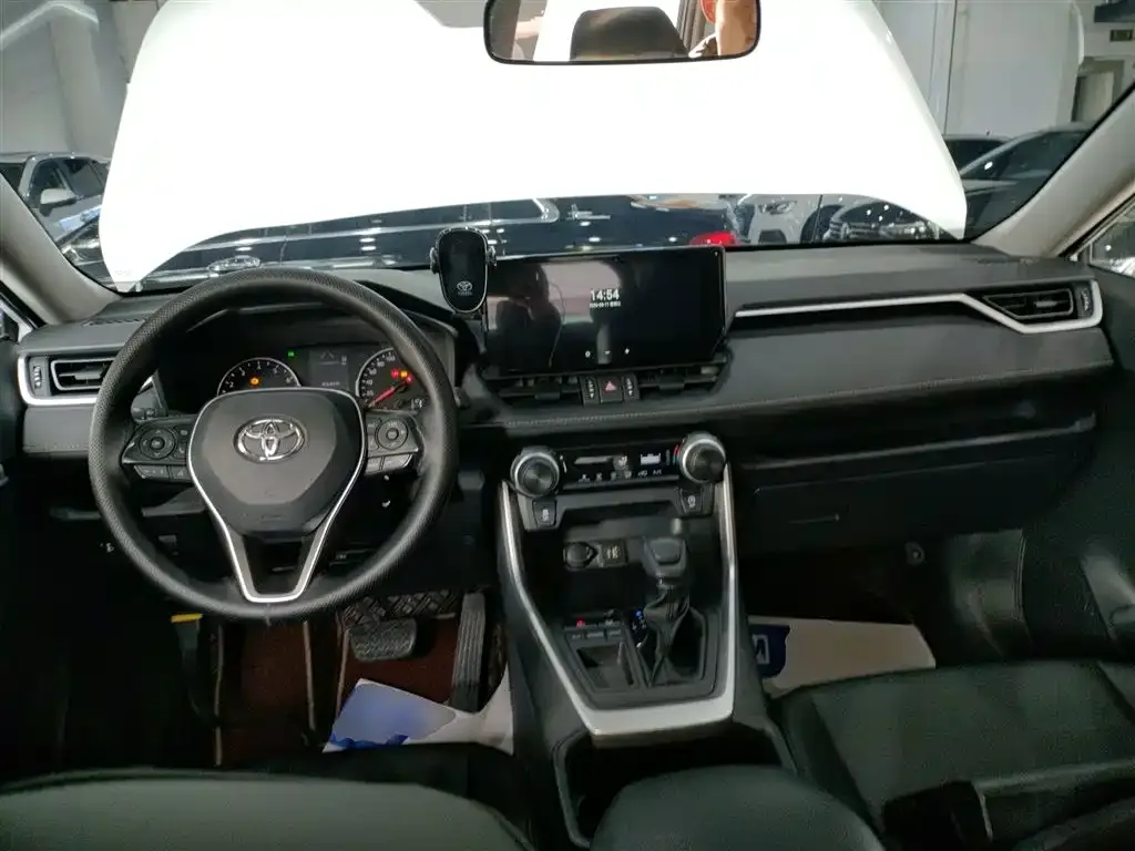 Toyota RAV4 — фото 9