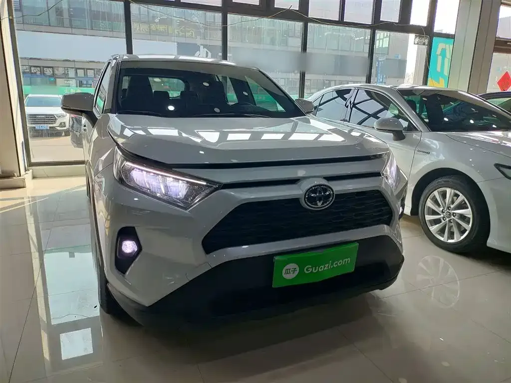 Toyota RAV4 — фото 7