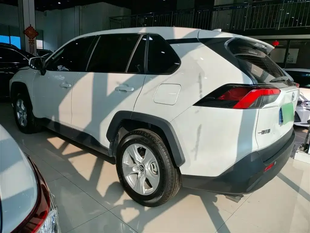 Toyota RAV4 — фото 8