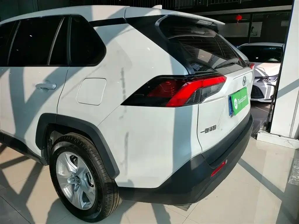 Toyota RAV4 — фото 5