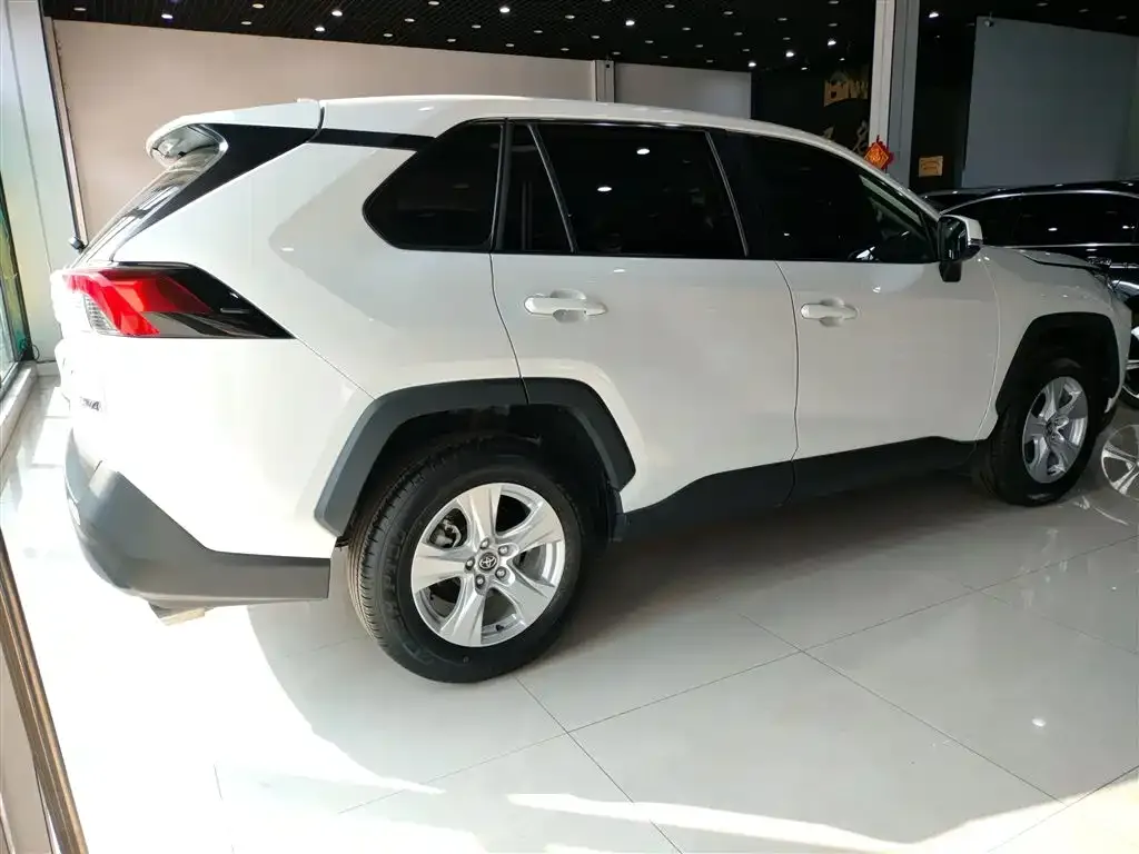 Toyota RAV4 — фото 4