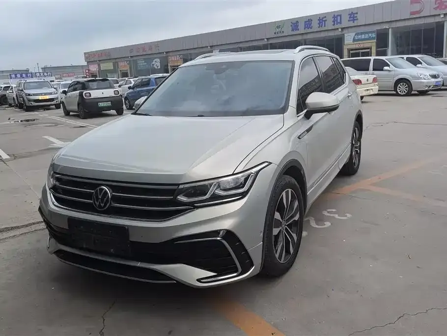 Volkswagen Tiguan L — фото 1