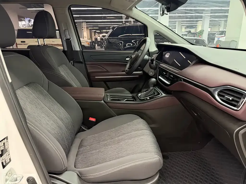 GAC Motor Trumpchi M6 — фото 10