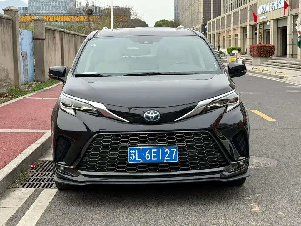 Toyota Granvia 2023 из CN, фото 4