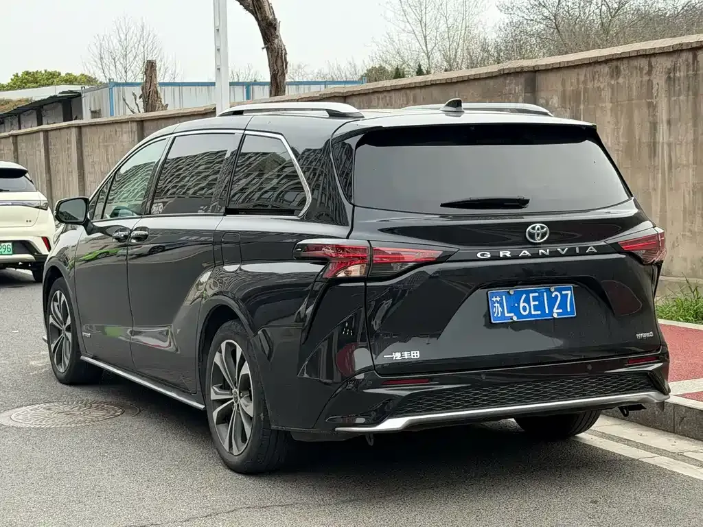 Toyota Granvia 2023 из CN, фото 3