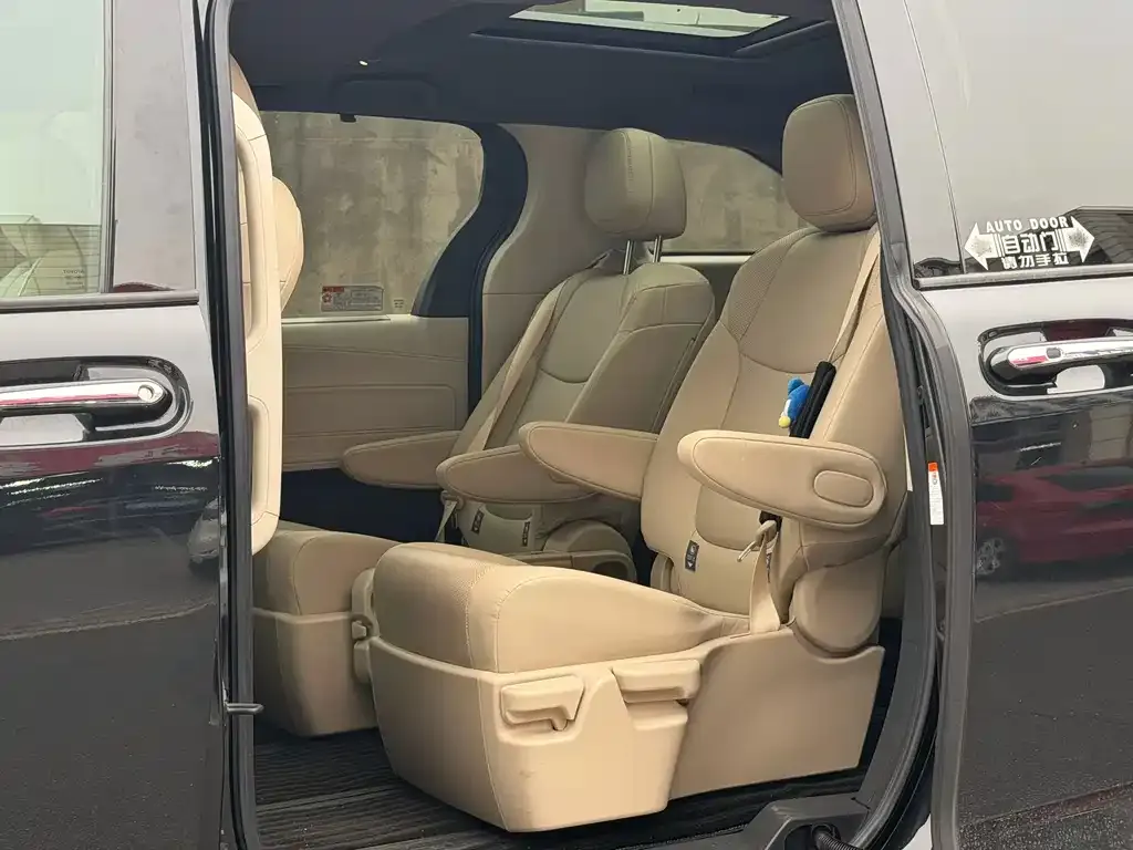 Toyota Granvia 2023 из CN, фото 5