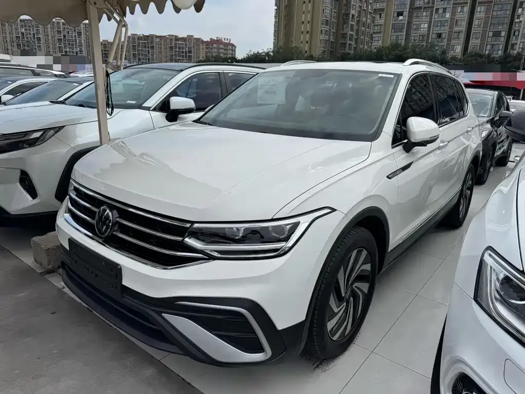 Volkswagen Tiguan L — фото 1