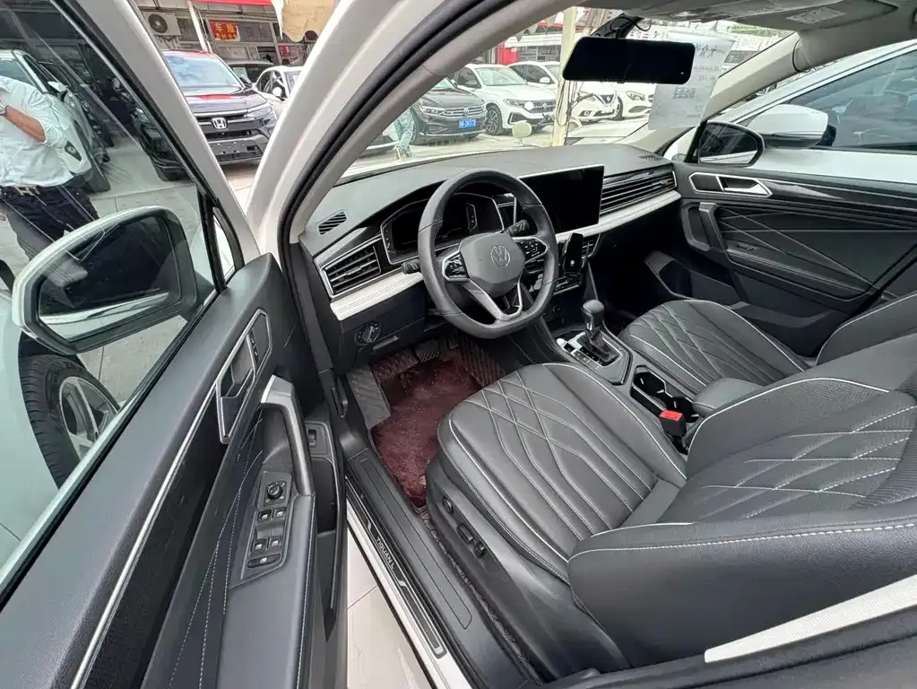 Volkswagen Tiguan L — фото 6