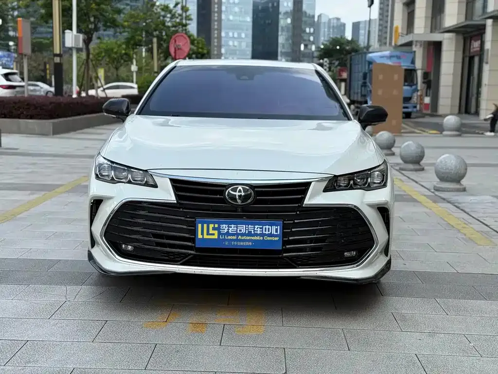Toyota Avalon — фото 1