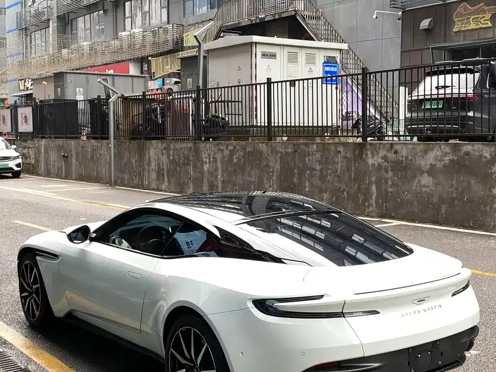 Aston Martin DB11 2022 из CN, фото 7