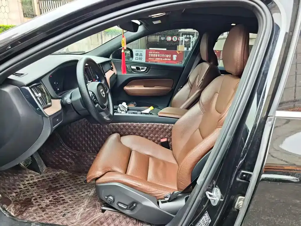 Volvo XC60 2023 из CN, фото 3